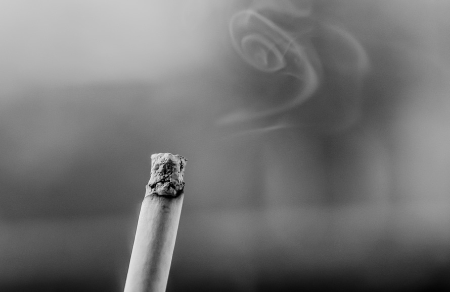Illustration av cigarett. Belyser e-cigaretter och passiv rökning.