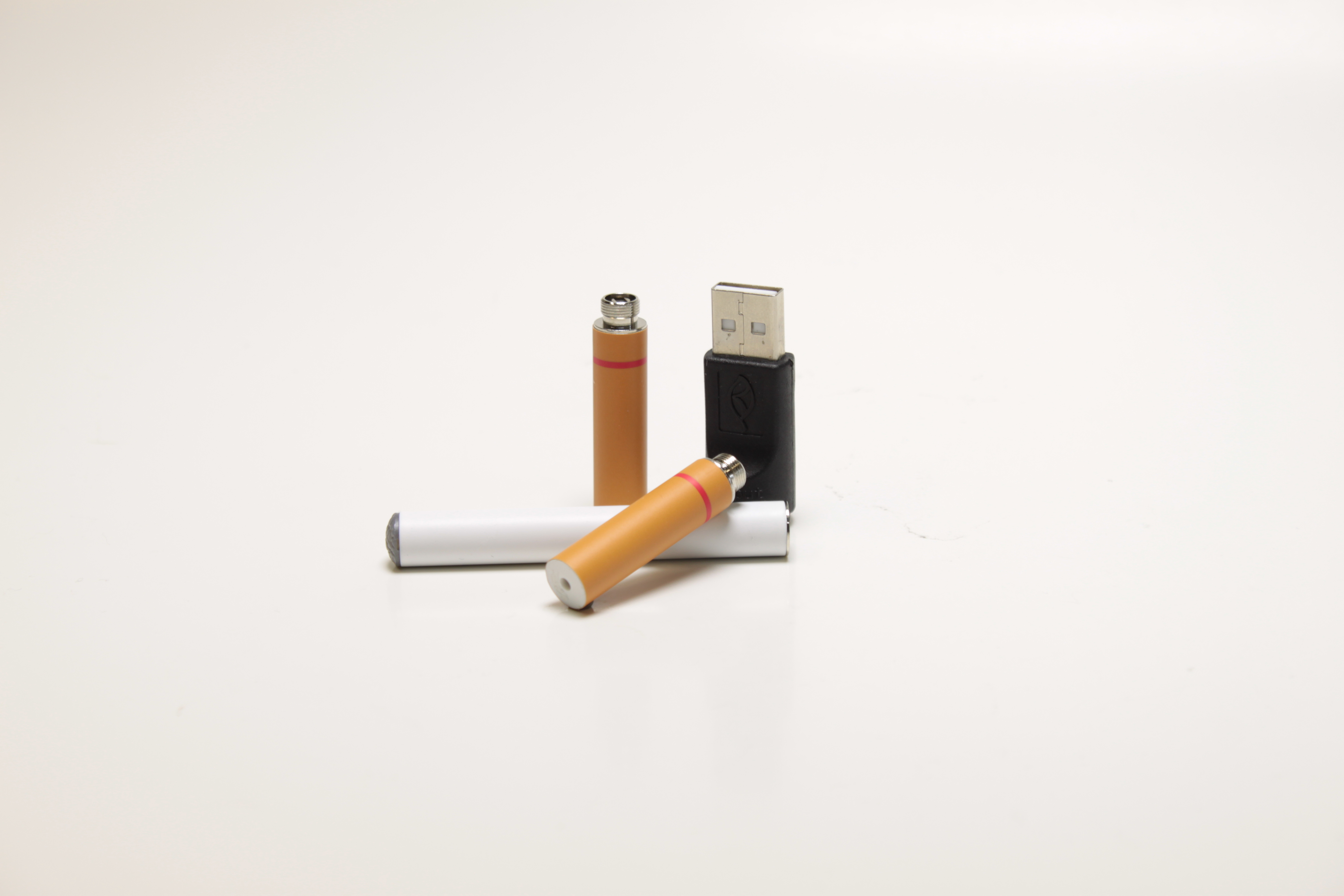 Illustration av en e-cigarett från xsmoke. Cigaretter vs. e-cigaretter i jämförelse.